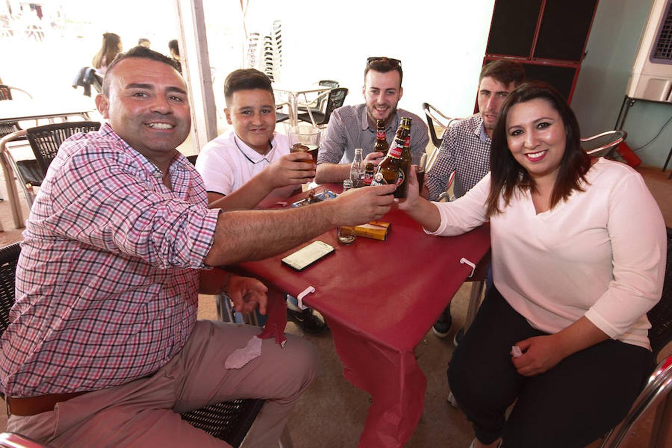 El silbato. El lugar de la feria en el que más se llega a hablar de fútbol en estos días. Vuelven a tener, un año más, su propio espacio en el recinto ferial de Almanjáyar el colectivo de los árbitros de la provincia de Granada. En esta caseta, entre sevillanas, rumbas y otros estilos musicales, no faltan nunca conversaciones futbolísticas, ya sea de la situación que ha corrido esta temporada el Granada o del próximo Mundial y lo que hará la Selección Española. Eso si, nunca sacan tarjeta roja al Corpus de Granada. Puedes ver todas las fotos de este Corpus  en este enlace .