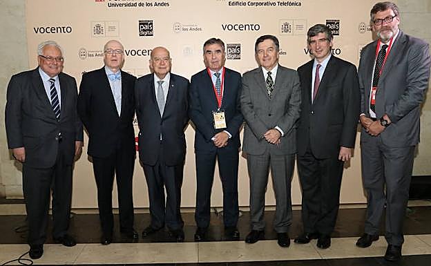 De izquierda a derecha: Cristián Zegers, director del Diario El Mercurio; Carlos Robles Fraga, embajador de España en Chile; José Miguel Insulza, senador de la República de Chile;Iñaki Arechabaleta, director general de Negocio de Vocento; Roberto Ampuero, ministro de Relaciones Exteriores de Chile; José Antonio Guzmán, Rector de la UANDES; Juan Ignacio Brito, decano de la Facultad de Comunicación de la Universidad de Los Andes. 