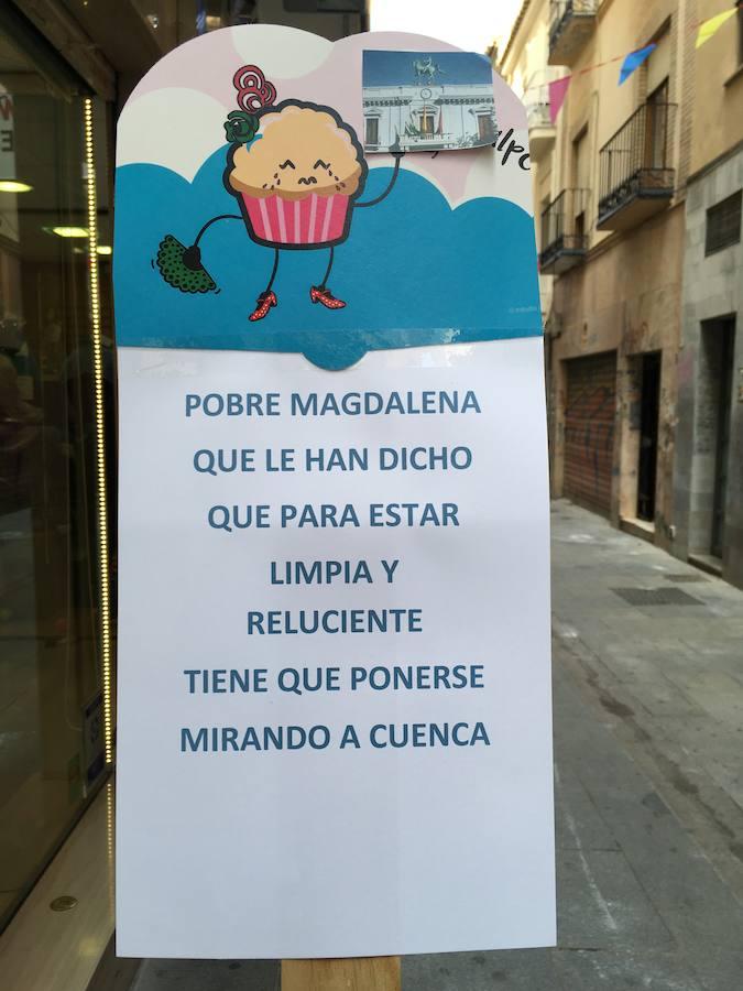 Los comercios de la calle Moral de la Magdalena han emprendido una curiosa iniciativa para decorar sus escaparates durante el Corpus.