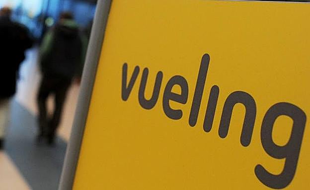 El testimonio de un pasajero afectado por el retraso en el viaje de Vueling: «Es una situación de descontrol y caos»