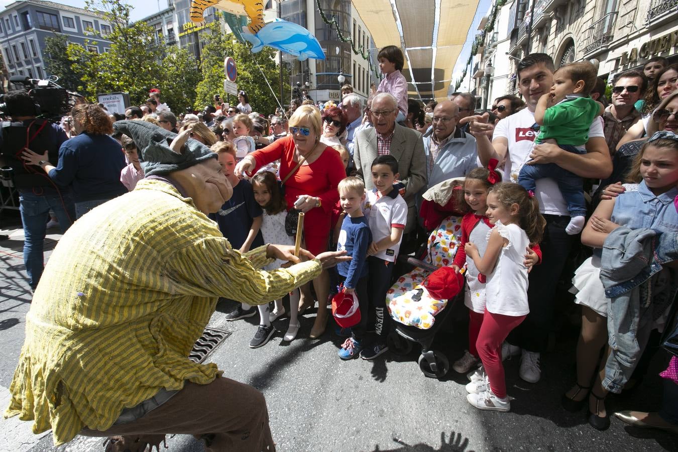 Música, diversión y también moda, en el arranque de los días grandes de la Feria del Corpus, que ha vivido una mañana vibrante con calles abarrotadas. Puedes ver todas las fotos del Corpus pinchando en  este enlace .