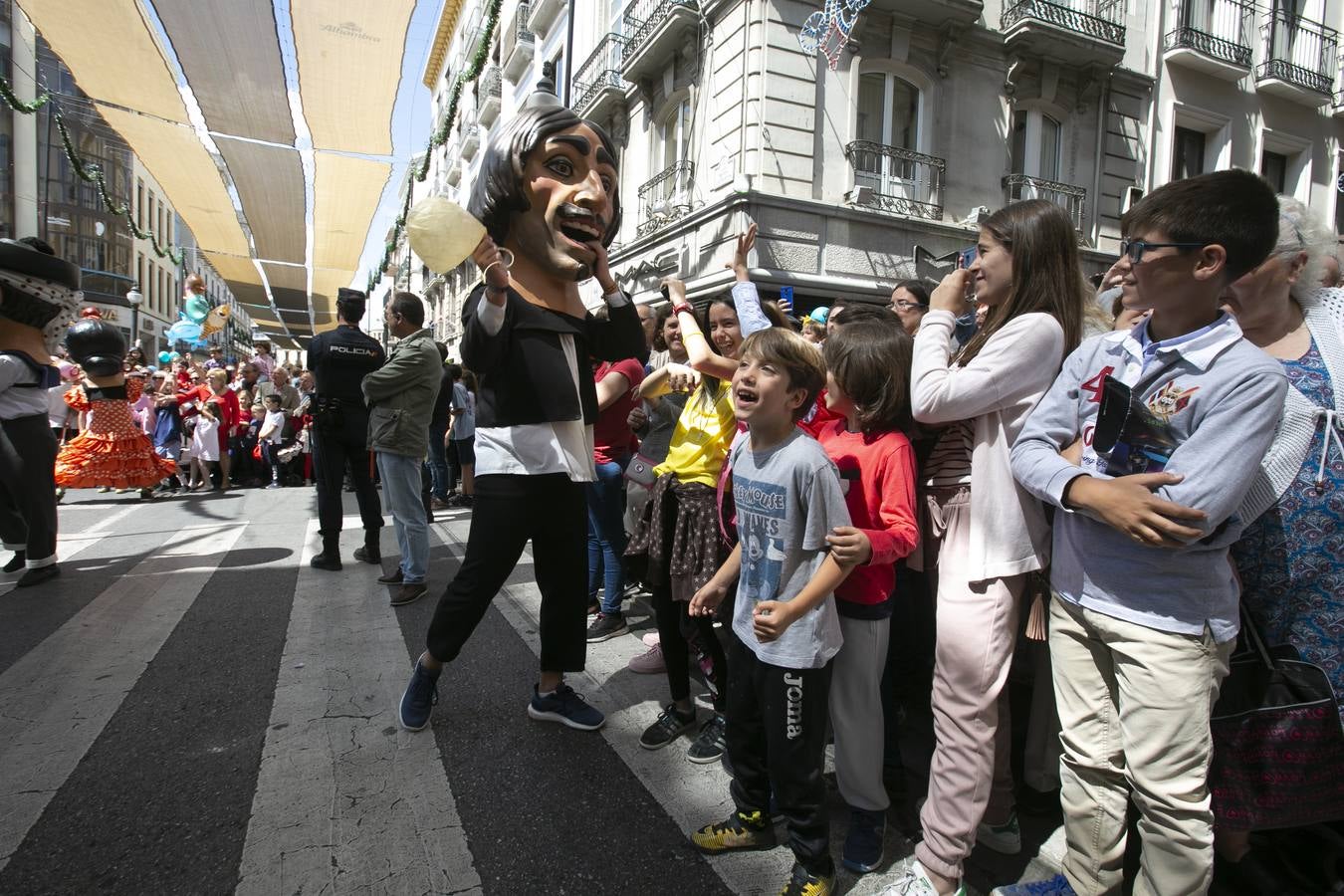 Música, diversión y también moda, en el arranque de los días grandes de la Feria del Corpus, que ha vivido una mañana vibrante con calles abarrotadas. Puedes ver todas las fotos del Corpus pinchando en  este enlace .