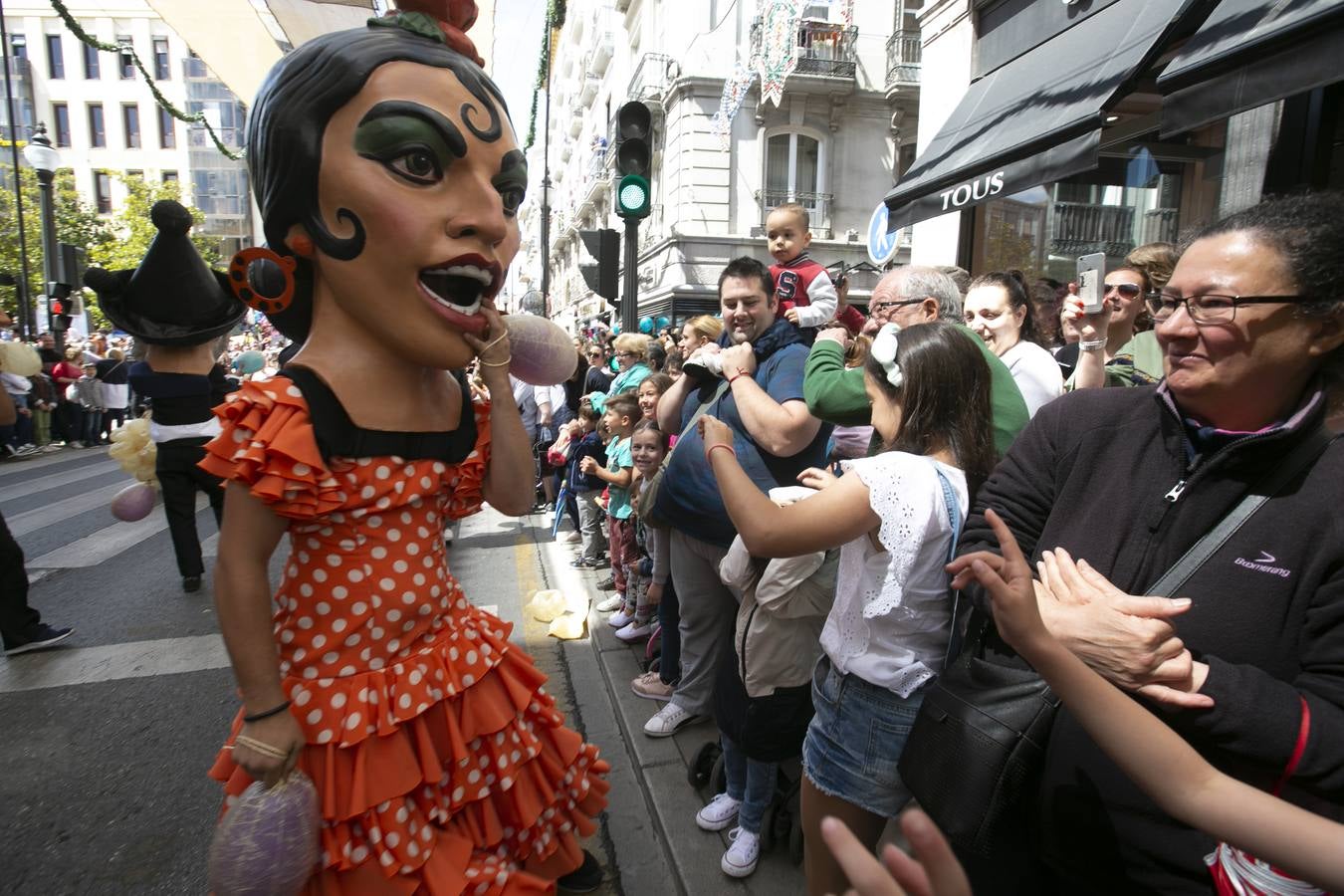 Música, diversión y también moda, en el arranque de los días grandes de la Feria del Corpus, que ha vivido una mañana vibrante con calles abarrotadas. Puedes ver todas las fotos del Corpus pinchando en  este enlace .