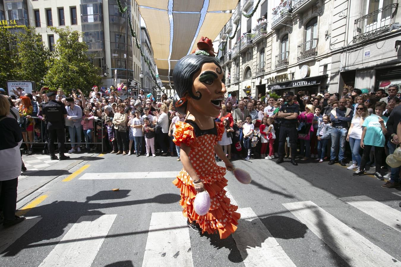 Música, diversión y también moda, en el arranque de los días grandes de la Feria del Corpus, que ha vivido una mañana vibrante con calles abarrotadas. Puedes ver todas las fotos del Corpus pinchando en  este enlace .