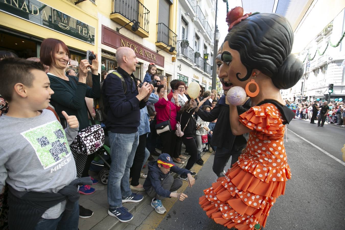 Música, diversión y también moda, en el arranque de los días grandes de la Feria del Corpus, que ha vivido una mañana vibrante con calles abarrotadas. Puedes ver todas las fotos del Corpus pinchando en  este enlace .