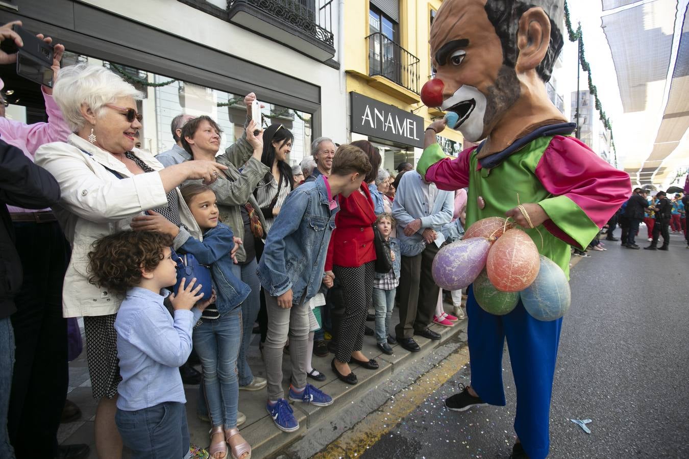 Música, diversión y también moda, en el arranque de los días grandes de la Feria del Corpus, que ha vivido una mañana vibrante con calles abarrotadas. Puedes ver todas las fotos del Corpus pinchando en  este enlace .