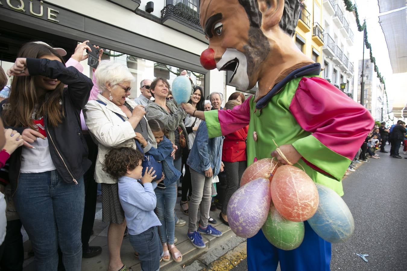 Música, diversión y también moda, en el arranque de los días grandes de la Feria del Corpus, que ha vivido una mañana vibrante con calles abarrotadas. Puedes ver todas las fotos del Corpus pinchando en  este enlace .