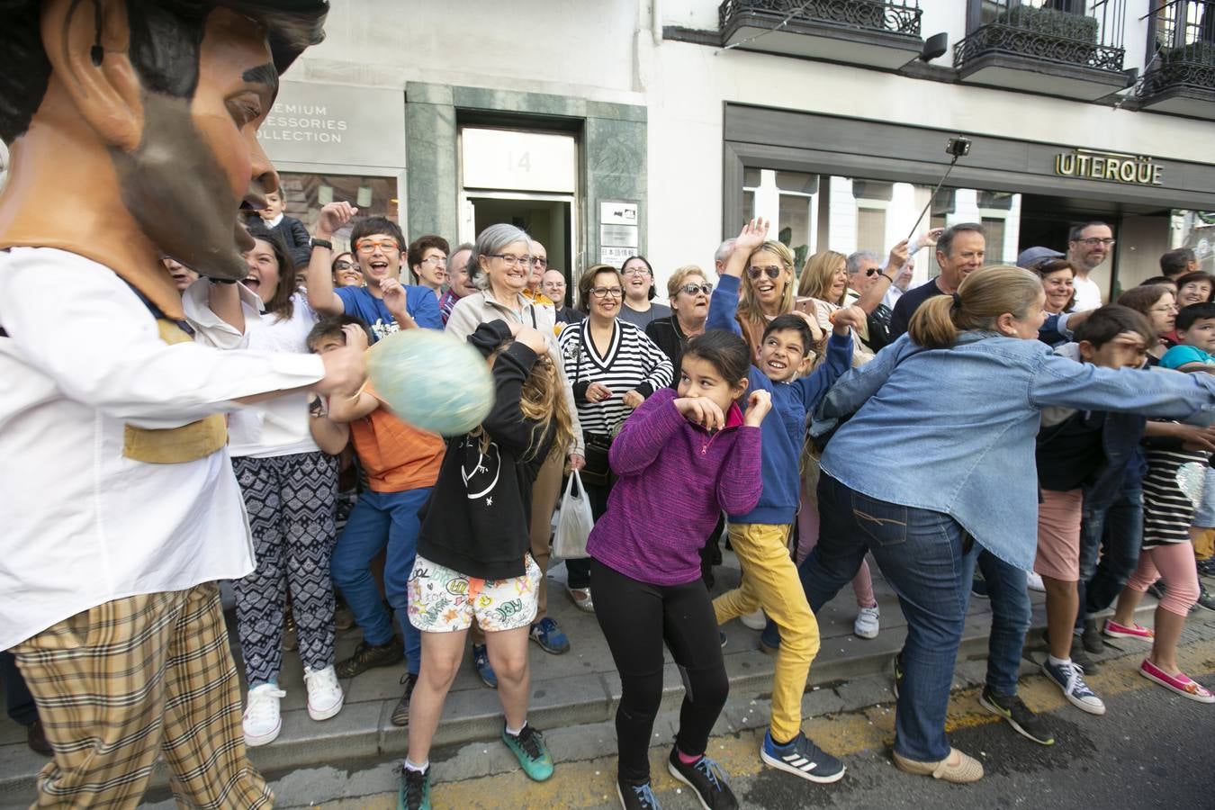 Música, diversión y también moda, en el arranque de los días grandes de la Feria del Corpus, que ha vivido una mañana vibrante con calles abarrotadas. Puedes ver todas las fotos del Corpus pinchando en  este enlace .