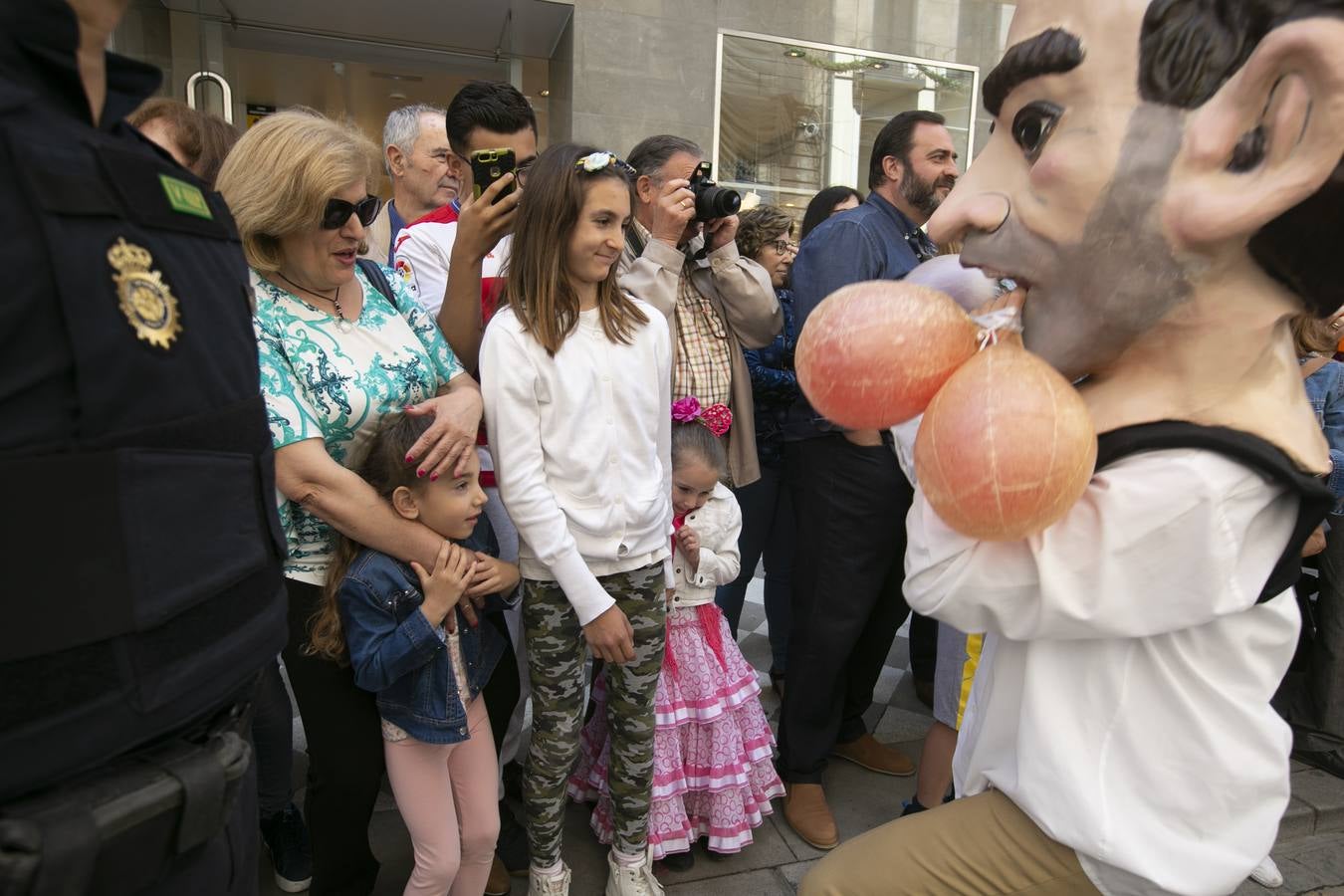 Música, diversión y también moda, en el arranque de los días grandes de la Feria del Corpus, que ha vivido una mañana vibrante con calles abarrotadas. Puedes ver todas las fotos del Corpus pinchando en  este enlace .