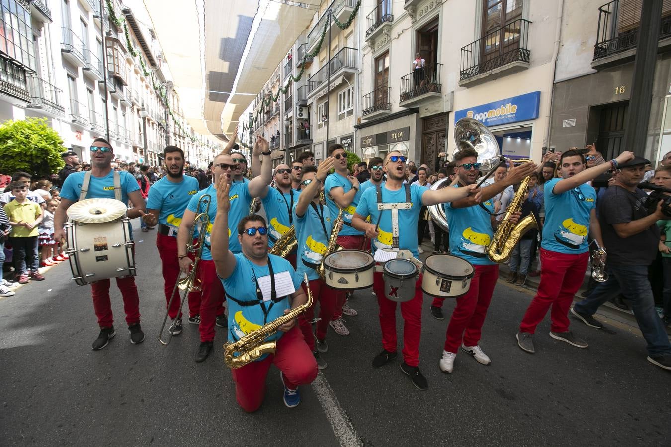 Música, diversión y también moda, en el arranque de los días grandes de la Feria del Corpus, que ha vivido una mañana vibrante con calles abarrotadas. Puedes ver todas las fotos del Corpus pinchando en  este enlace .