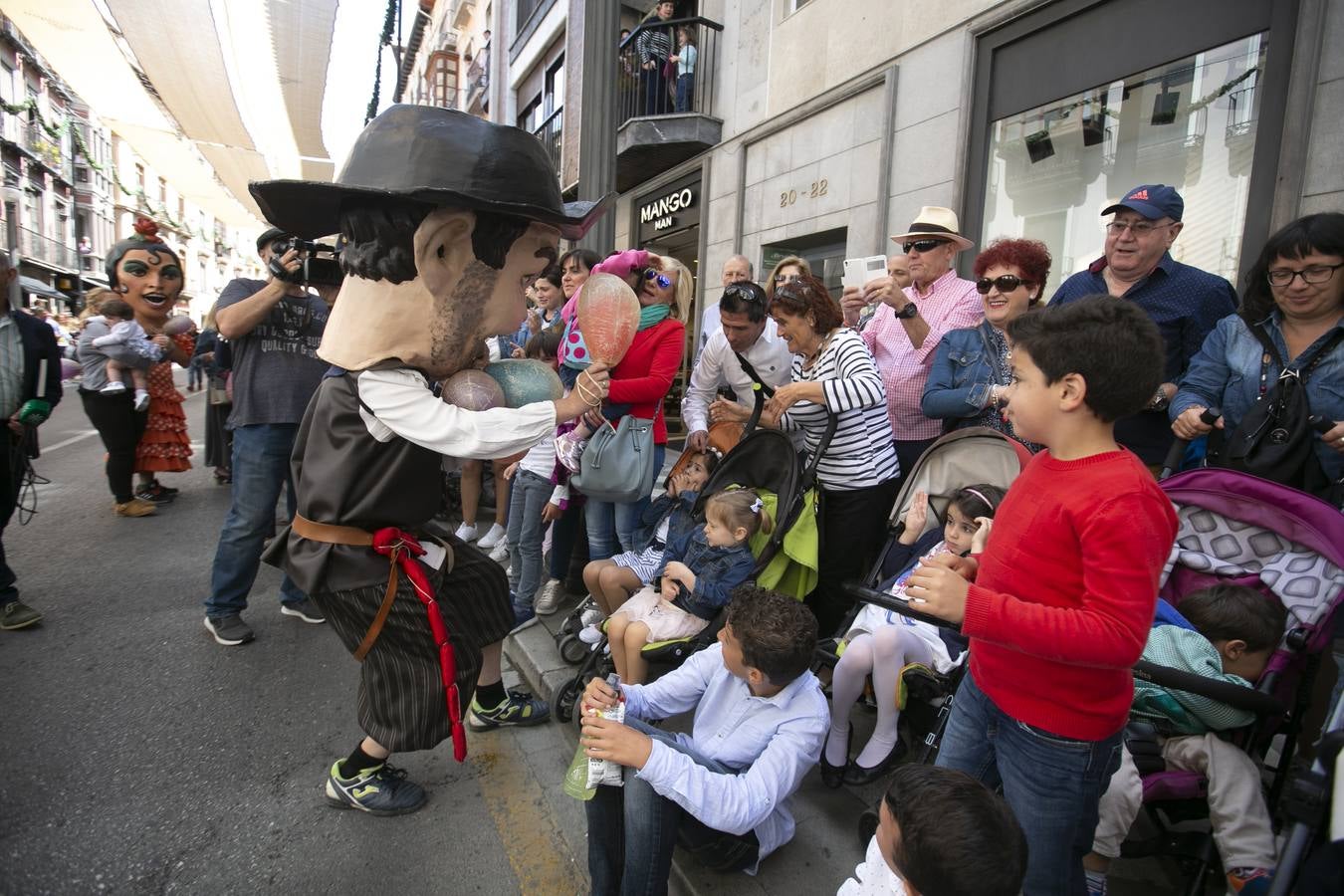 Música, diversión y también moda, en el arranque de los días grandes de la Feria del Corpus, que ha vivido una mañana vibrante con calles abarrotadas. Puedes ver todas las fotos del Corpus pinchando en  este enlace .