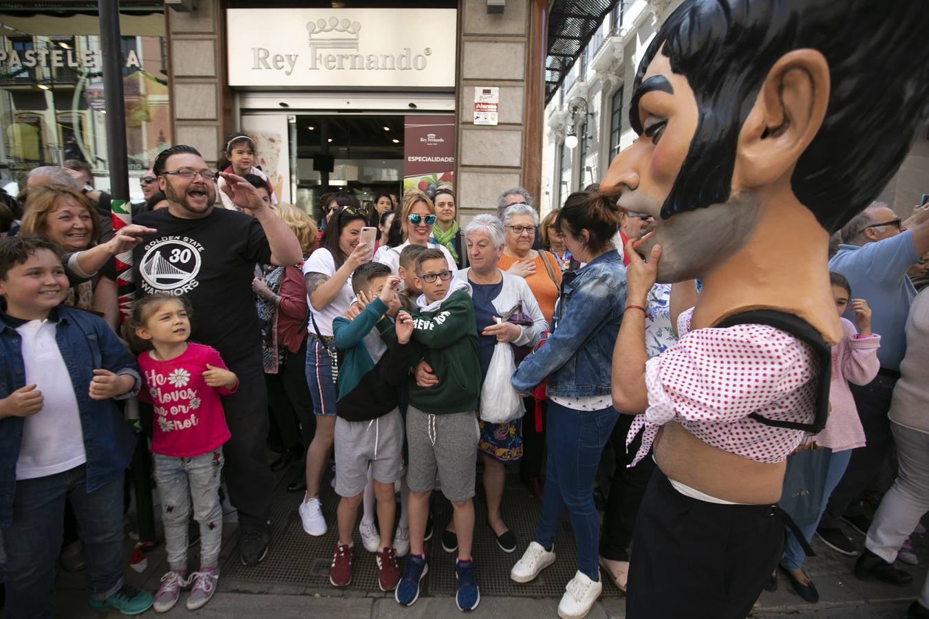 Música, diversión y también moda, en el arranque de los días grandes de la Feria del Corpus, que ha vivido una mañana vibrante con calles abarrotadas. Puedes ver todas las fotos del Corpus pinchando en  este enlace .