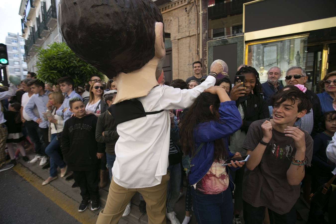 Música, diversión y también moda, en el arranque de los días grandes de la Feria del Corpus, que ha vivido una mañana vibrante con calles abarrotadas. Puedes ver todas las fotos del Corpus pinchando en  este enlace .