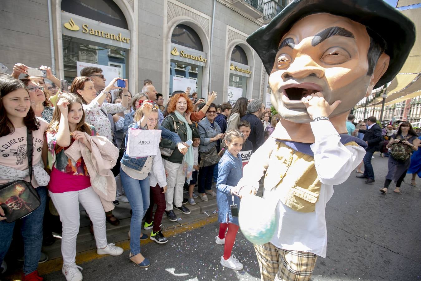 Música, diversión y también moda, en el arranque de los días grandes de la Feria del Corpus, que ha vivido una mañana vibrante con calles abarrotadas. Puedes ver todas las fotos del Corpus pinchando en  este enlace .