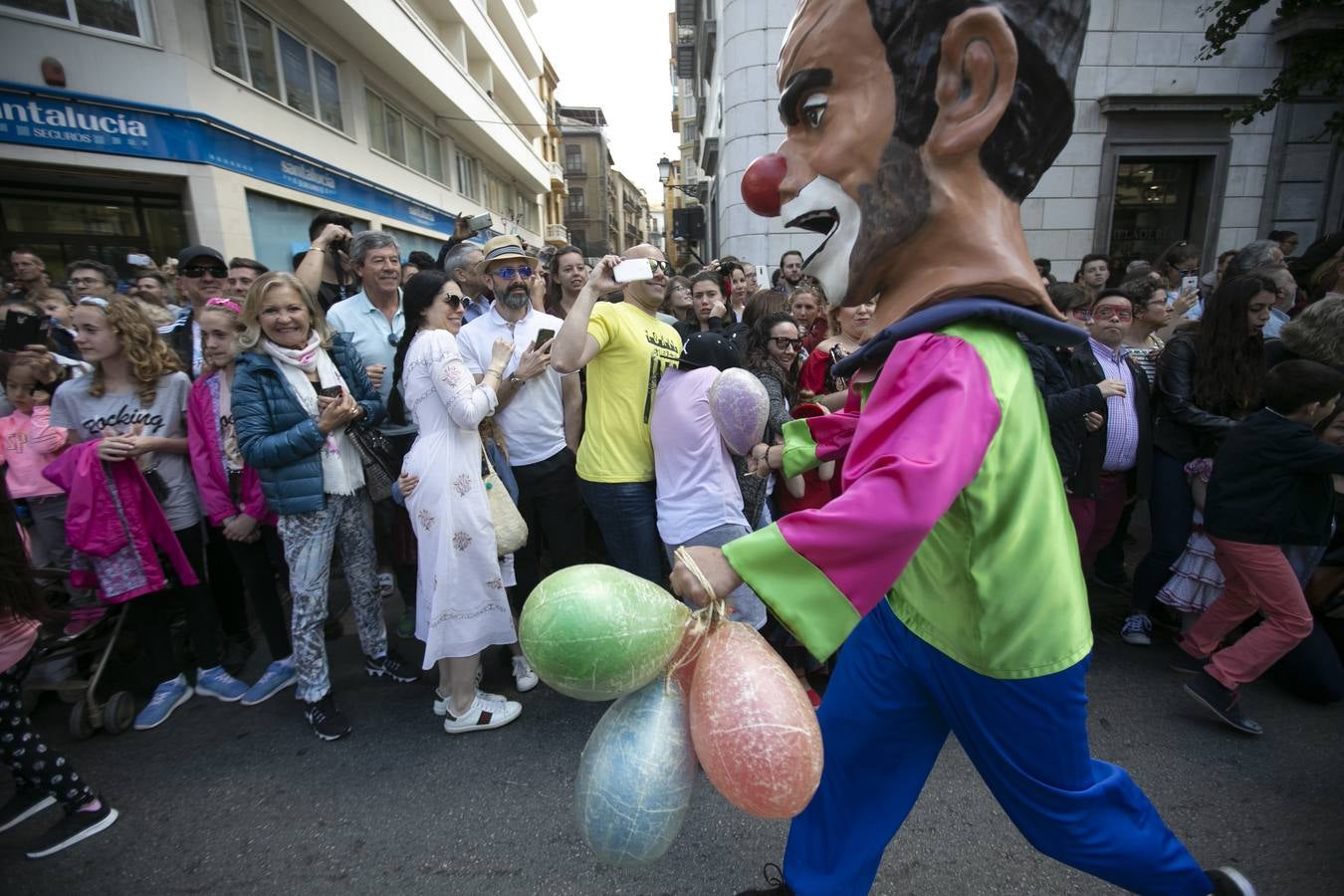 Música, diversión y también moda, en el arranque de los días grandes de la Feria del Corpus, que ha vivido una mañana vibrante con calles abarrotadas. Puedes ver todas las fotos del Corpus pinchando en  este enlace .