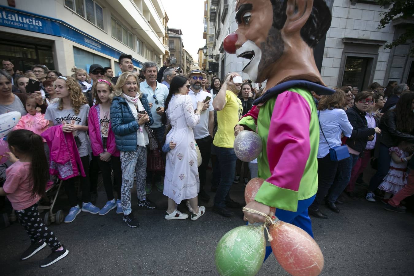 Música, diversión y también moda, en el arranque de los días grandes de la Feria del Corpus, que ha vivido una mañana vibrante con calles abarrotadas. Puedes ver todas las fotos del Corpus pinchando en  este enlace .