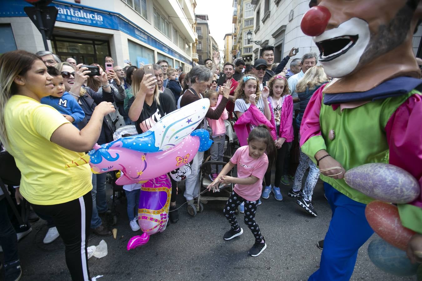 Música, diversión y también moda, en el arranque de los días grandes de la Feria del Corpus, que ha vivido una mañana vibrante con calles abarrotadas. Puedes ver todas las fotos del Corpus pinchando en  este enlace .