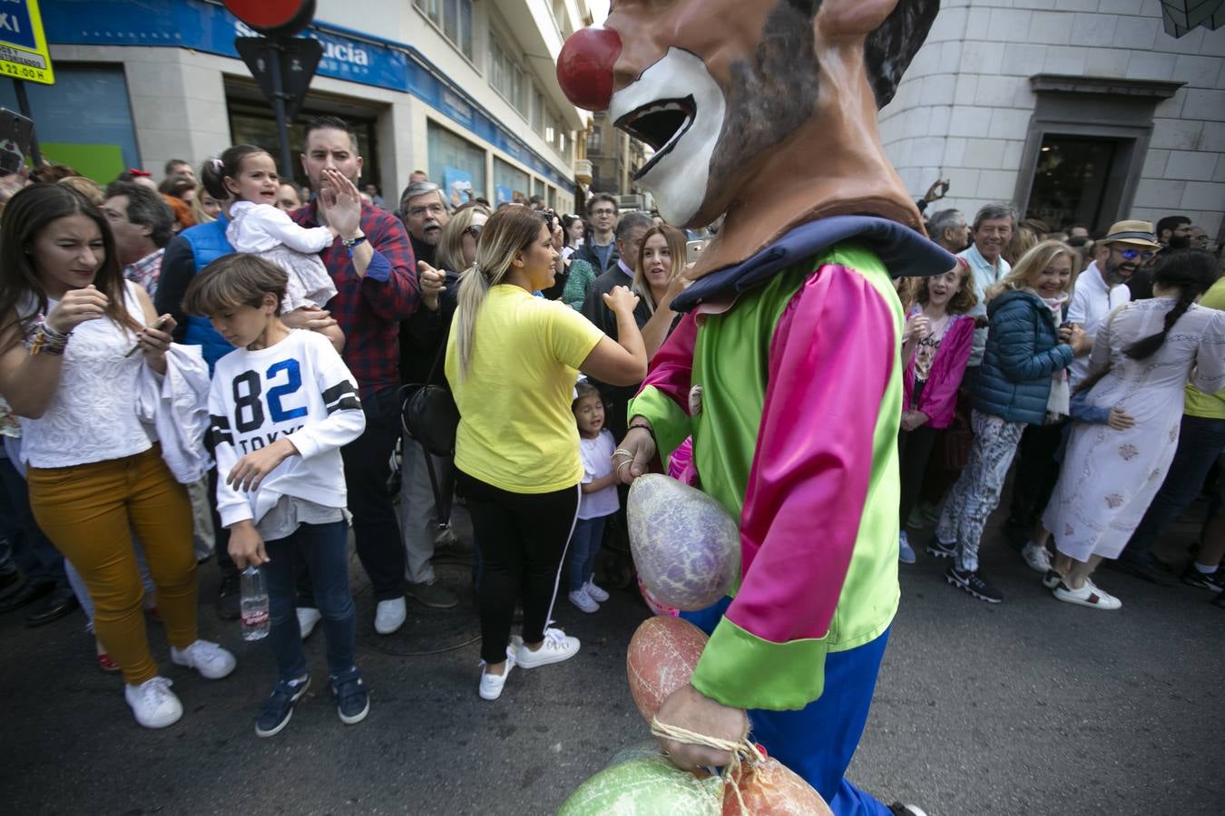 Música, diversión y también moda, en el arranque de los días grandes de la Feria del Corpus, que ha vivido una mañana vibrante con calles abarrotadas. Puedes ver todas las fotos del Corpus pinchando en  este enlace .