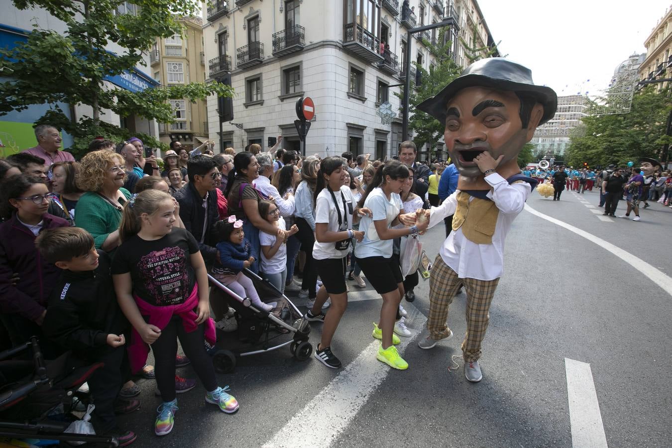 Música, diversión y también moda, en el arranque de los días grandes de la Feria del Corpus, que ha vivido una mañana vibrante con calles abarrotadas. Puedes ver todas las fotos del Corpus pinchando en  este enlace .