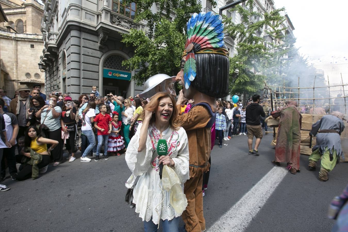 Música, diversión y también moda, en el arranque de los días grandes de la Feria del Corpus, que ha vivido una mañana vibrante con calles abarrotadas. Puedes ver todas las fotos del Corpus pinchando en  este enlace .