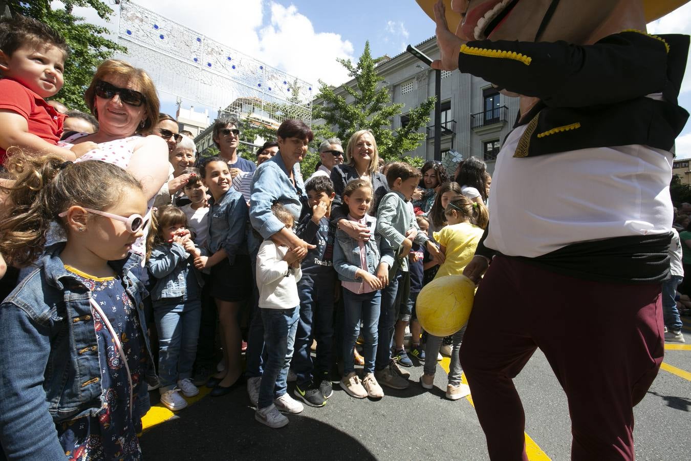 Música, diversión y también moda, en el arranque de los días grandes de la Feria del Corpus, que ha vivido una mañana vibrante con calles abarrotadas. Puedes ver todas las fotos del Corpus pinchando en  este enlace .