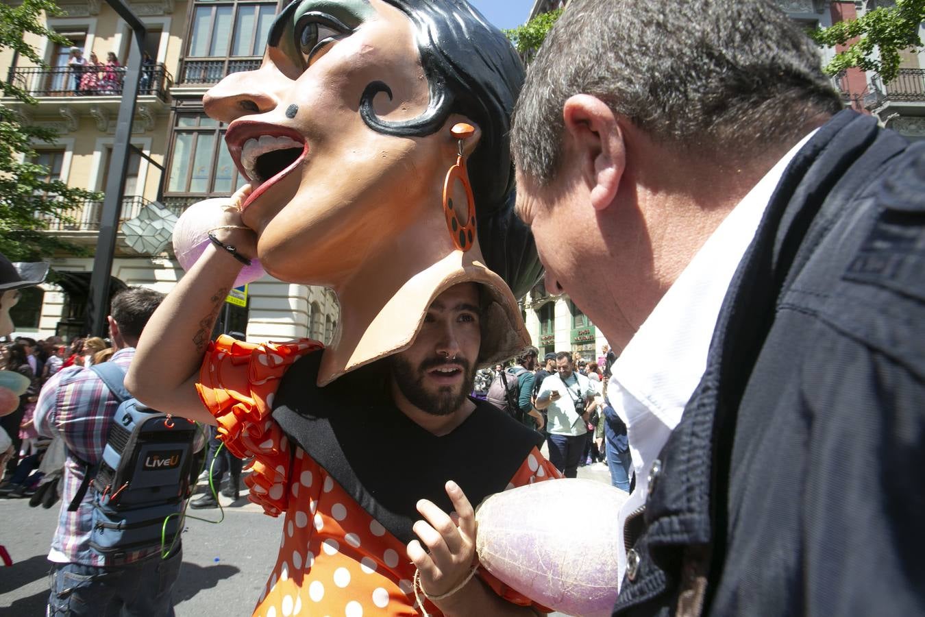 Música, diversión y también moda, en el arranque de los días grandes de la Feria del Corpus, que ha vivido una mañana vibrante con calles abarrotadas. Puedes ver todas las fotos del Corpus pinchando en  este enlace .