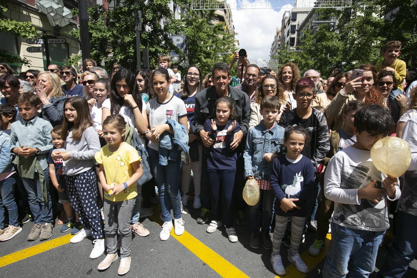 Música, diversión y también moda, en el arranque de los días grandes de la Feria del Corpus, que ha vivido una mañana vibrante con calles abarrotadas. Puedes ver todas las fotos del Corpus pinchando en  este enlace .