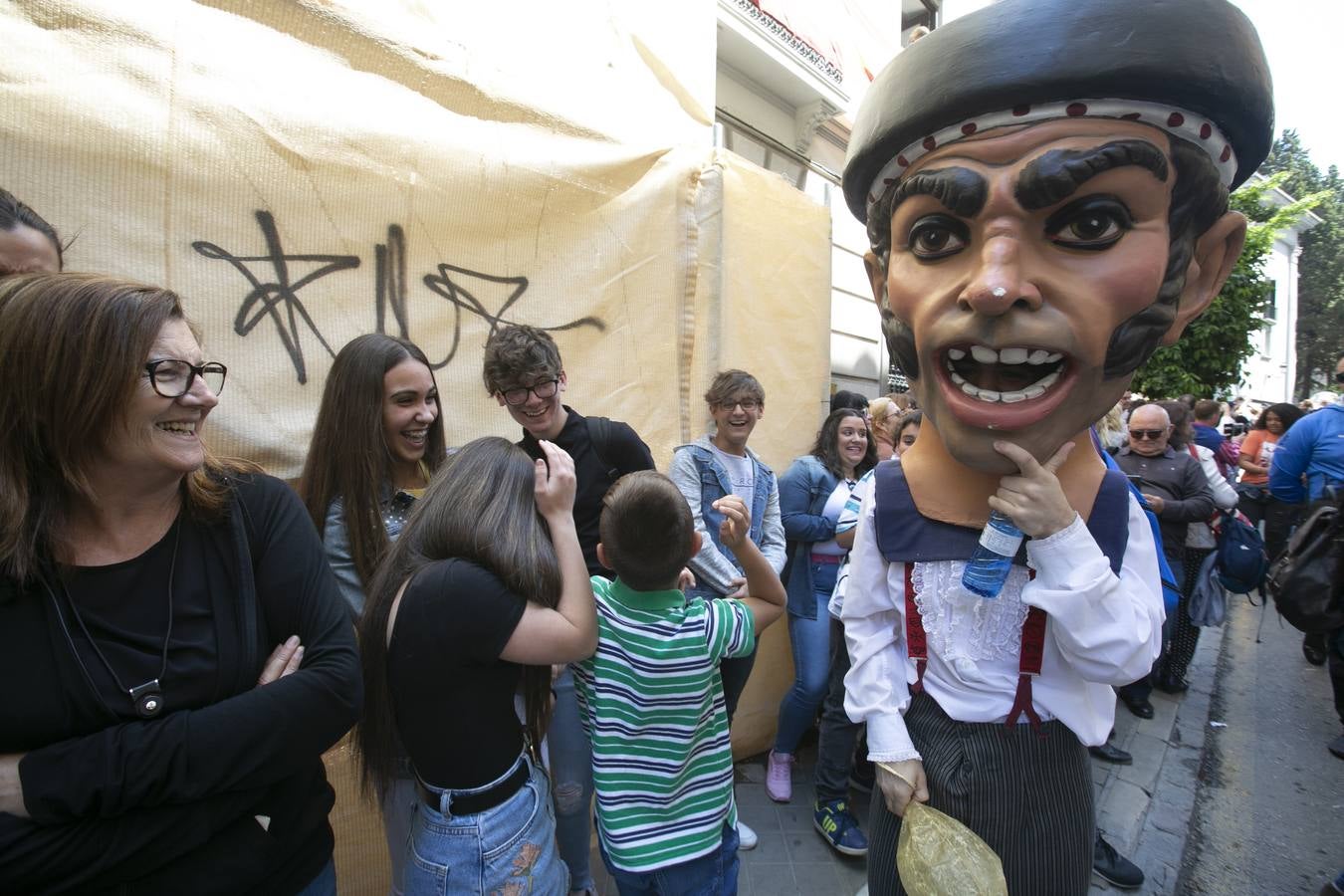 Música, diversión y también moda, en el arranque de los días grandes de la Feria del Corpus, que ha vivido una mañana vibrante con calles abarrotadas. Puedes ver todas las fotos del Corpus pinchando en  este enlace .