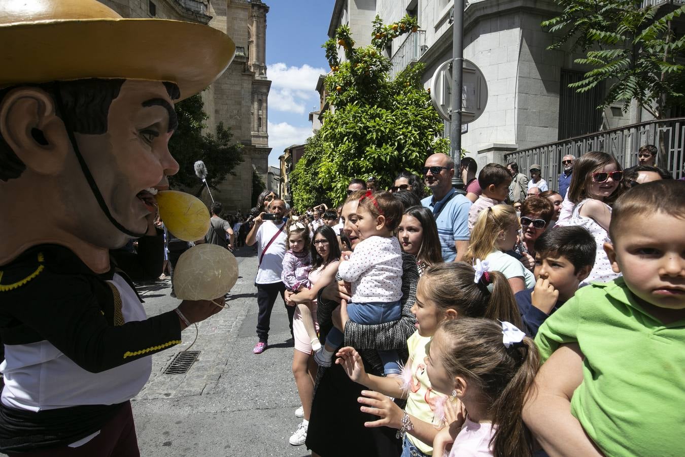 Música, diversión y también moda, en el arranque de los días grandes de la Feria del Corpus, que ha vivido una mañana vibrante con calles abarrotadas. Puedes ver todas las fotos del Corpus pinchando en  este enlace .