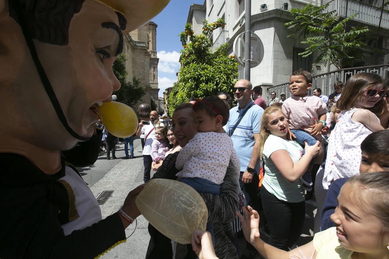 Música, diversión y también moda, en el arranque de los días grandes de la Feria del Corpus, que ha vivido una mañana vibrante con calles abarrotadas. Puedes ver todas las fotos del Corpus pinchando en  este enlace .