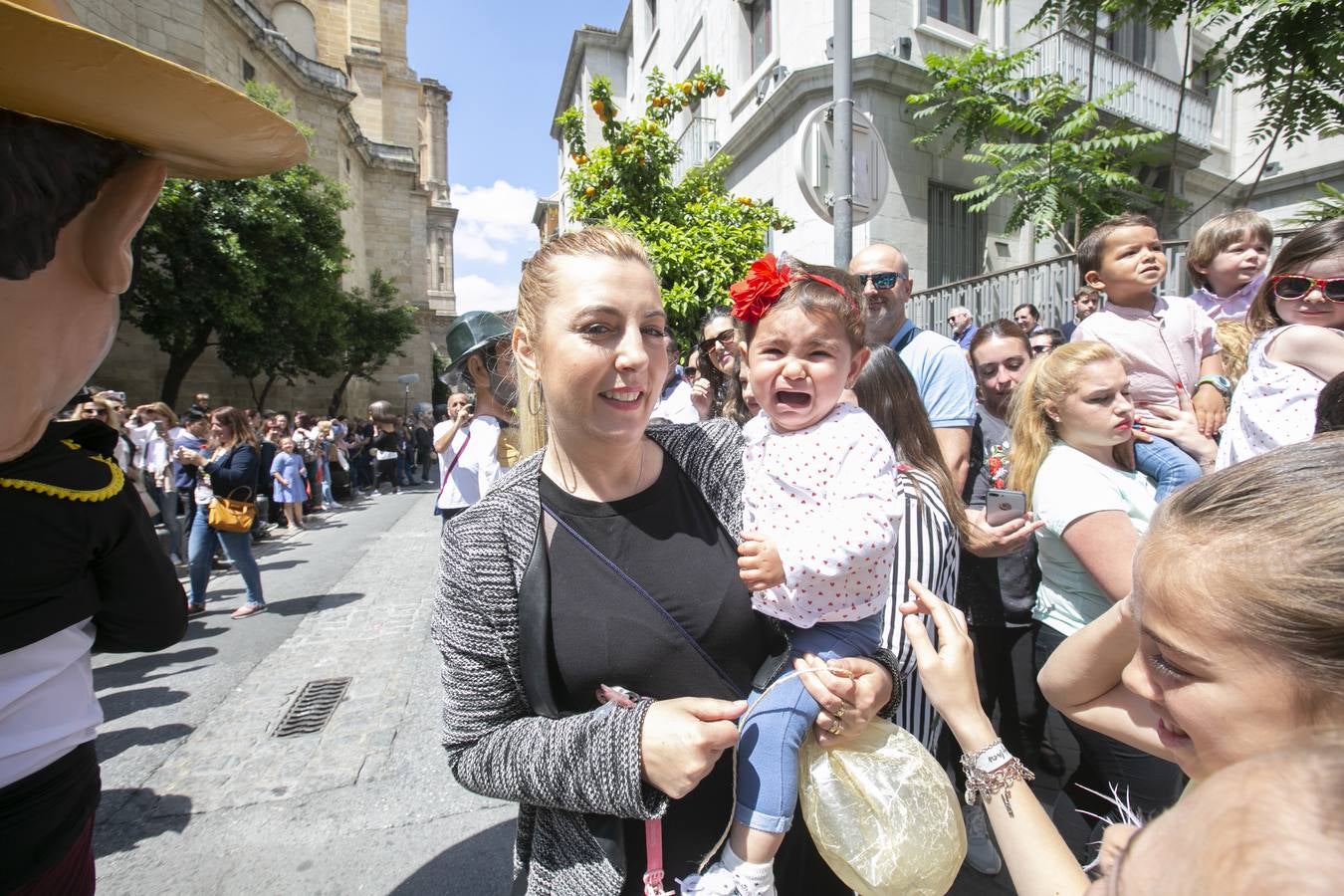 Música, diversión y también moda, en el arranque de los días grandes de la Feria del Corpus, que ha vivido una mañana vibrante con calles abarrotadas. Puedes ver todas las fotos del Corpus pinchando en  este enlace .