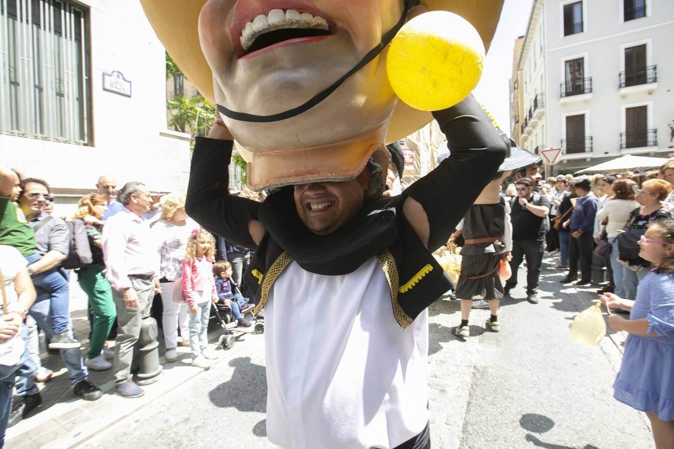 Música, diversión y también moda, en el arranque de los días grandes de la Feria del Corpus, que ha vivido una mañana vibrante con calles abarrotadas. Puedes ver todas las fotos del Corpus pinchando en  este enlace .