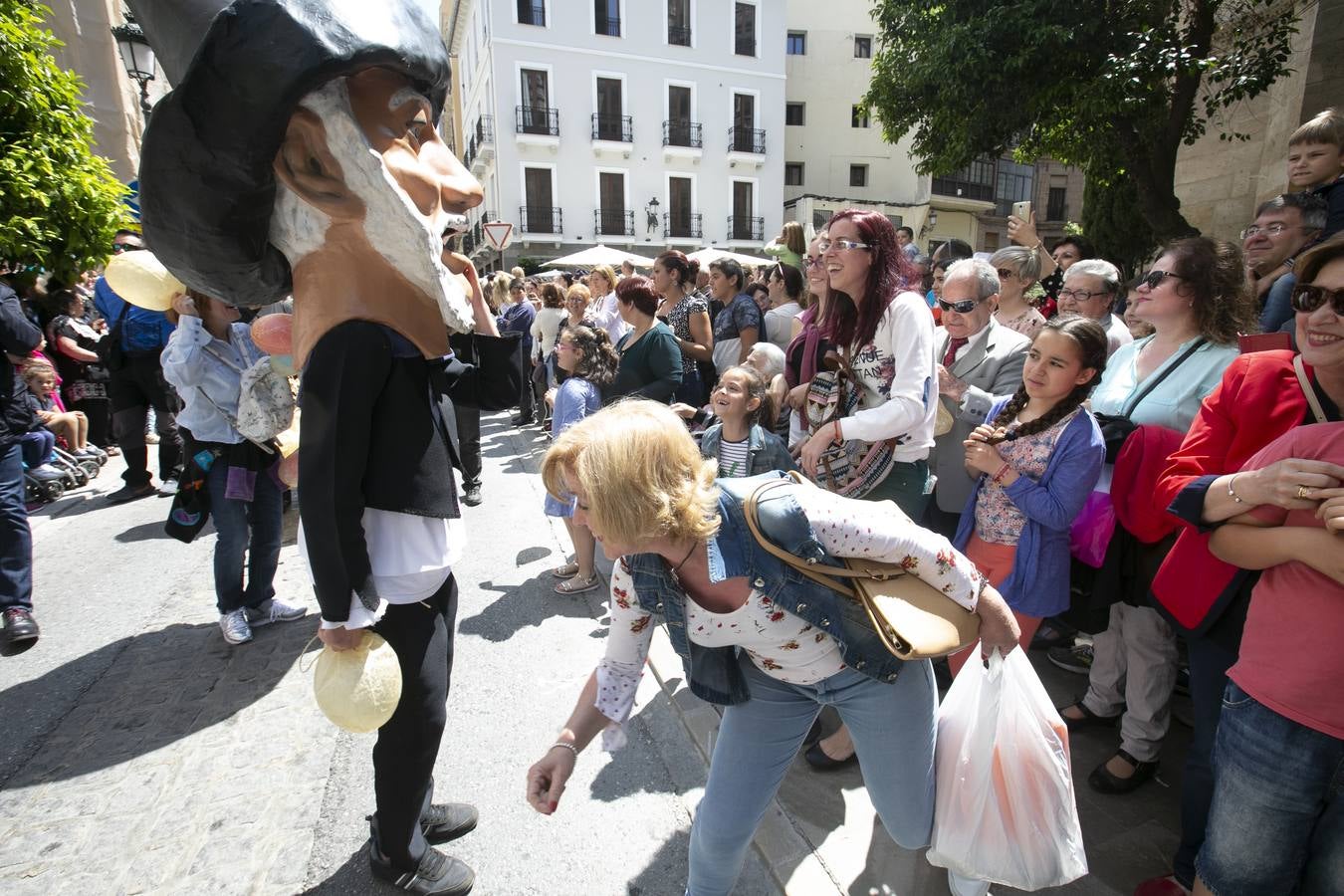 Música, diversión y también moda, en el arranque de los días grandes de la Feria del Corpus, que ha vivido una mañana vibrante con calles abarrotadas. Puedes ver todas las fotos del Corpus pinchando en  este enlace .