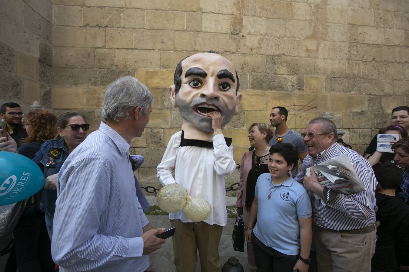 Música, diversión y también moda, en el arranque de los días grandes de la Feria del Corpus, que ha vivido una mañana vibrante con calles abarrotadas. Puedes ver todas las fotos del Corpus pinchando en  este enlace .