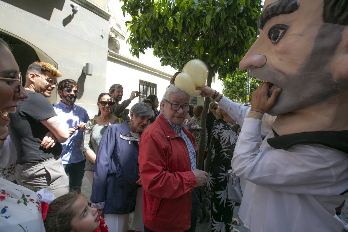 Música, diversión y también moda, en el arranque de los días grandes de la Feria del Corpus, que ha vivido una mañana vibrante con calles abarrotadas. Puedes ver todas las fotos del Corpus pinchando en  este enlace .