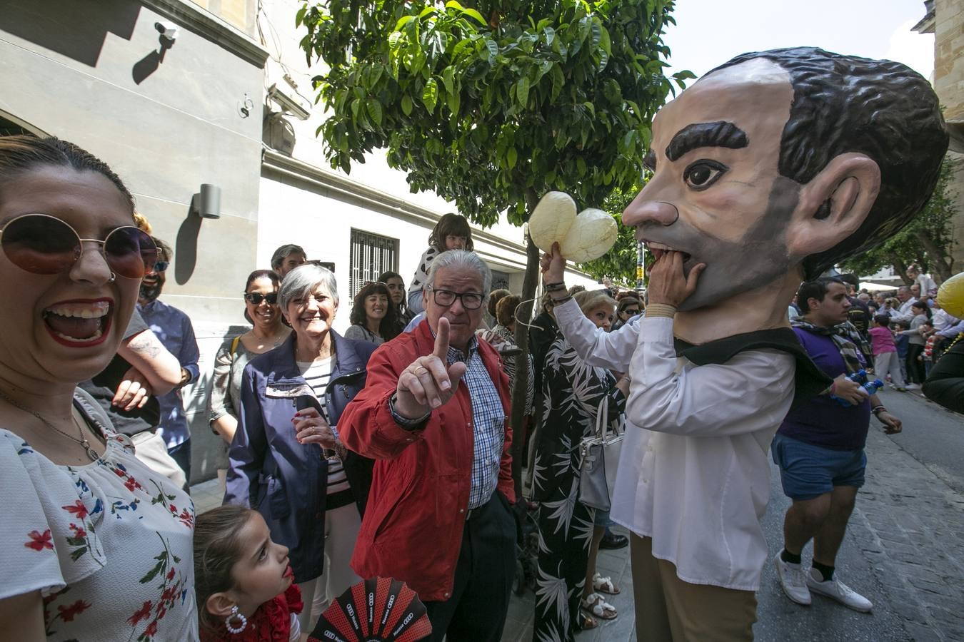 Música, diversión y también moda, en el arranque de los días grandes de la Feria del Corpus, que ha vivido una mañana vibrante con calles abarrotadas. Puedes ver todas las fotos del Corpus pinchando en  este enlace .