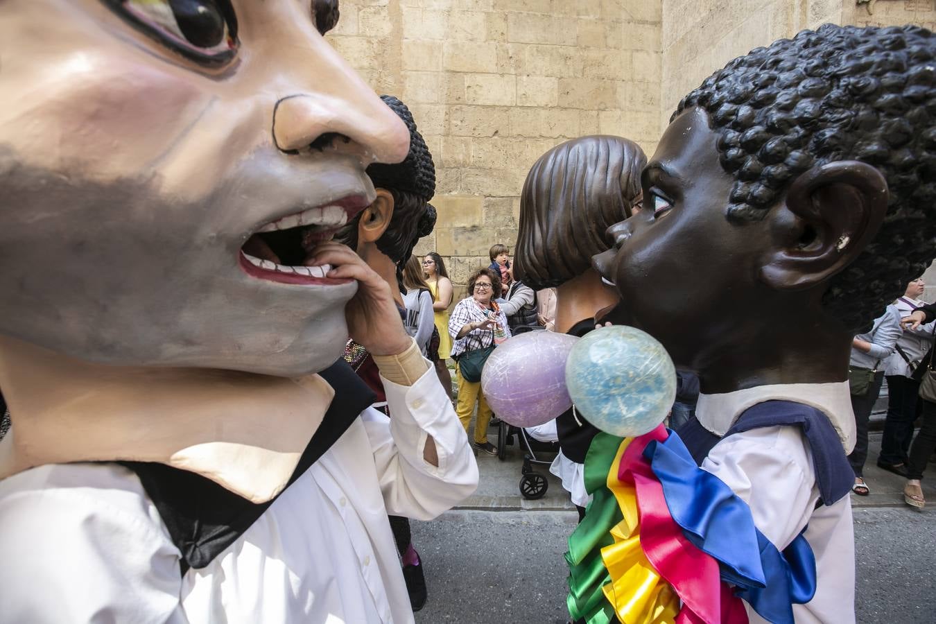 Música, diversión y también moda, en el arranque de los días grandes de la Feria del Corpus, que ha vivido una mañana vibrante con calles abarrotadas. Puedes ver todas las fotos del Corpus pinchando en  este enlace .