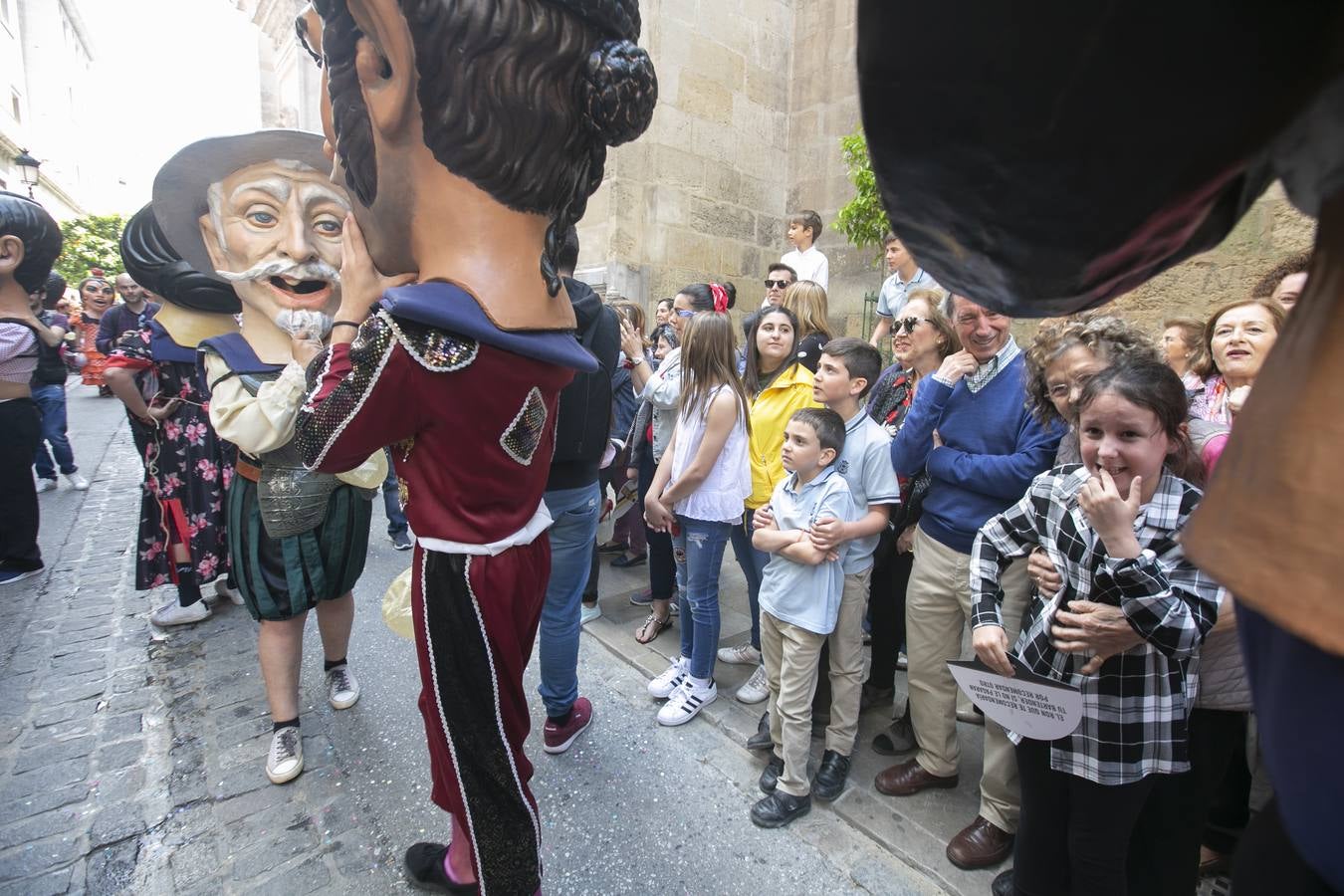 Música, diversión y también moda, en el arranque de los días grandes de la Feria del Corpus, que ha vivido una mañana vibrante con calles abarrotadas. Puedes ver todas las fotos del Corpus pinchando en  este enlace .