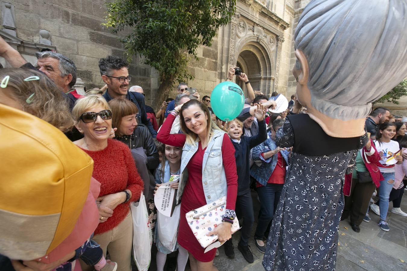 Música, diversión y también moda, en el arranque de los días grandes de la Feria del Corpus, que ha vivido una mañana vibrante con calles abarrotadas. Puedes ver todas las fotos del Corpus pinchando en  este enlace .