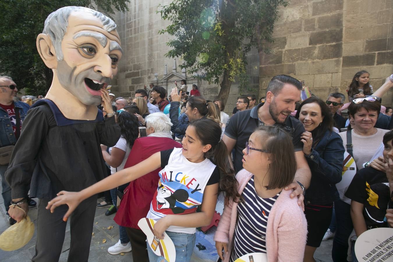 Música, diversión y también moda, en el arranque de los días grandes de la Feria del Corpus, que ha vivido una mañana vibrante con calles abarrotadas. Puedes ver todas las fotos del Corpus pinchando en  este enlace .