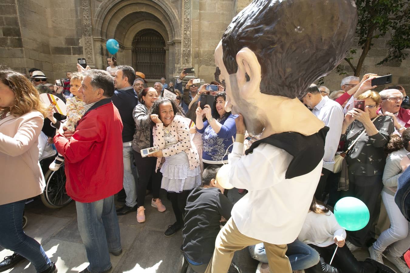 Música, diversión y también moda, en el arranque de los días grandes de la Feria del Corpus, que ha vivido una mañana vibrante con calles abarrotadas. Puedes ver todas las fotos del Corpus pinchando en  este enlace .