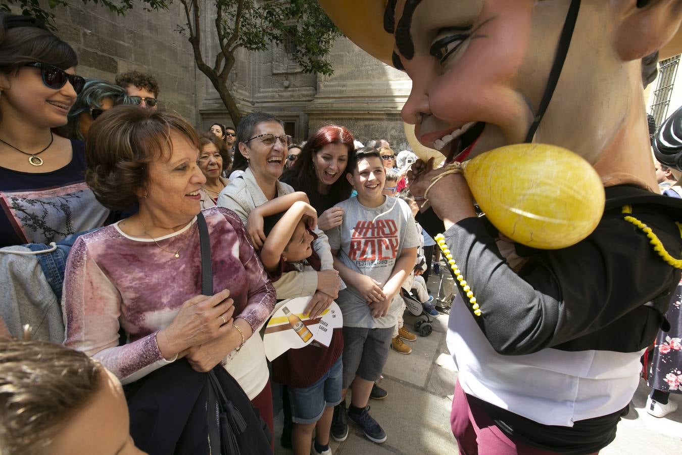 Música, diversión y también moda, en el arranque de los días grandes de la Feria del Corpus, que ha vivido una mañana vibrante con calles abarrotadas. Puedes ver todas las fotos del Corpus pinchando en  este enlace .