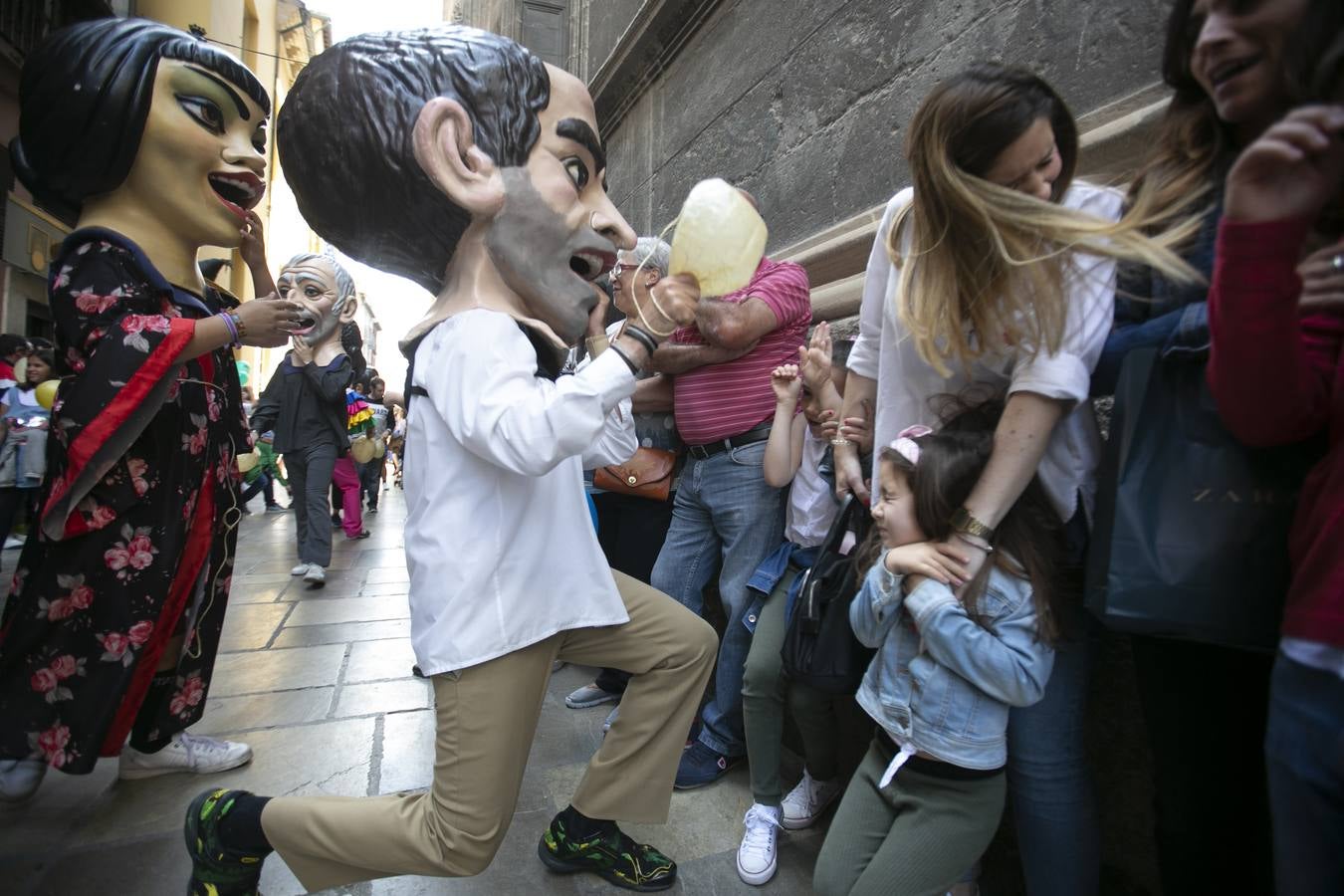 Música, diversión y también moda, en el arranque de los días grandes de la Feria del Corpus, que ha vivido una mañana vibrante con calles abarrotadas. Puedes ver todas las fotos del Corpus pinchando en  este enlace .