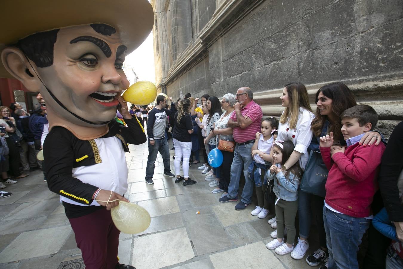 Música, diversión y también moda, en el arranque de los días grandes de la Feria del Corpus, que ha vivido una mañana vibrante con calles abarrotadas. Puedes ver todas las fotos del Corpus pinchando en  este enlace .