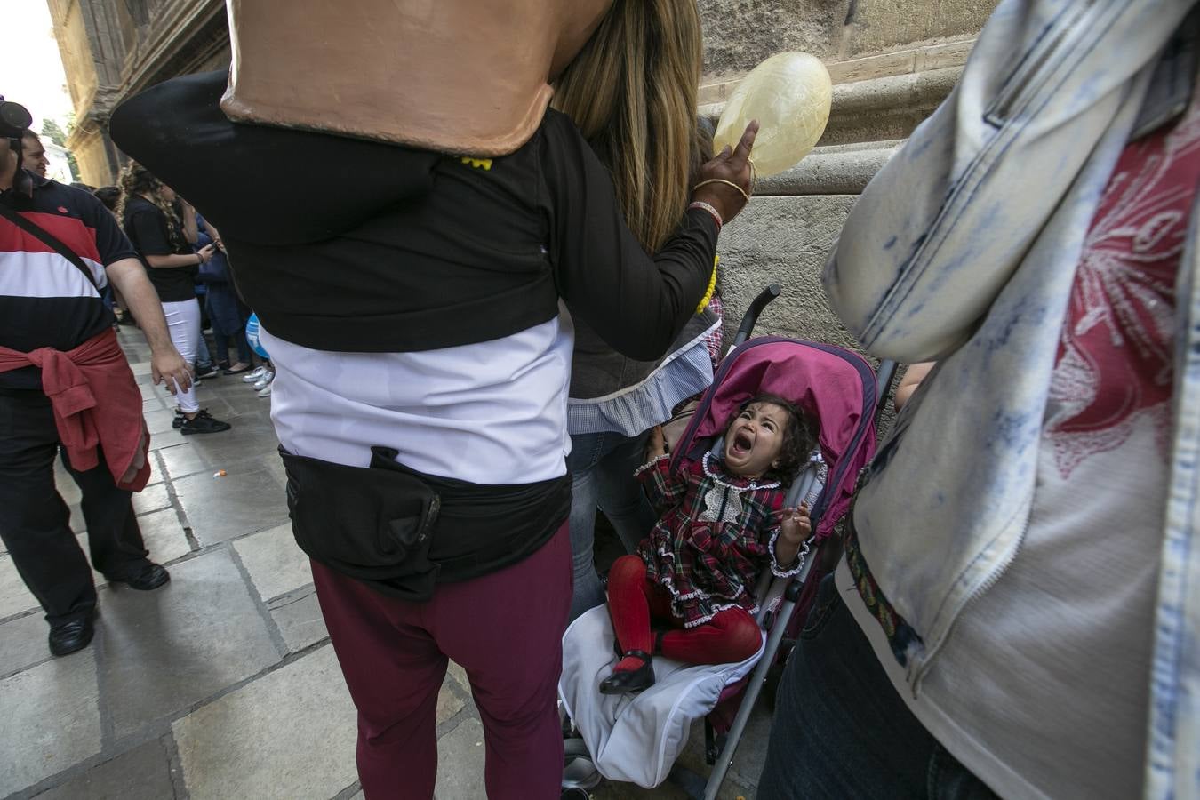 Música, diversión y también moda, en el arranque de los días grandes de la Feria del Corpus, que ha vivido una mañana vibrante con calles abarrotadas. Puedes ver todas las fotos del Corpus pinchando en  este enlace .