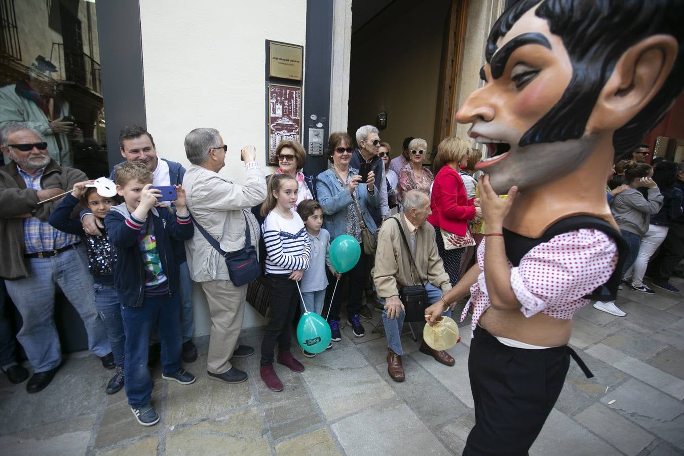 Música, diversión y también moda, en el arranque de los días grandes de la Feria del Corpus, que ha vivido una mañana vibrante con calles abarrotadas. Puedes ver todas las fotos del Corpus pinchando en  este enlace .