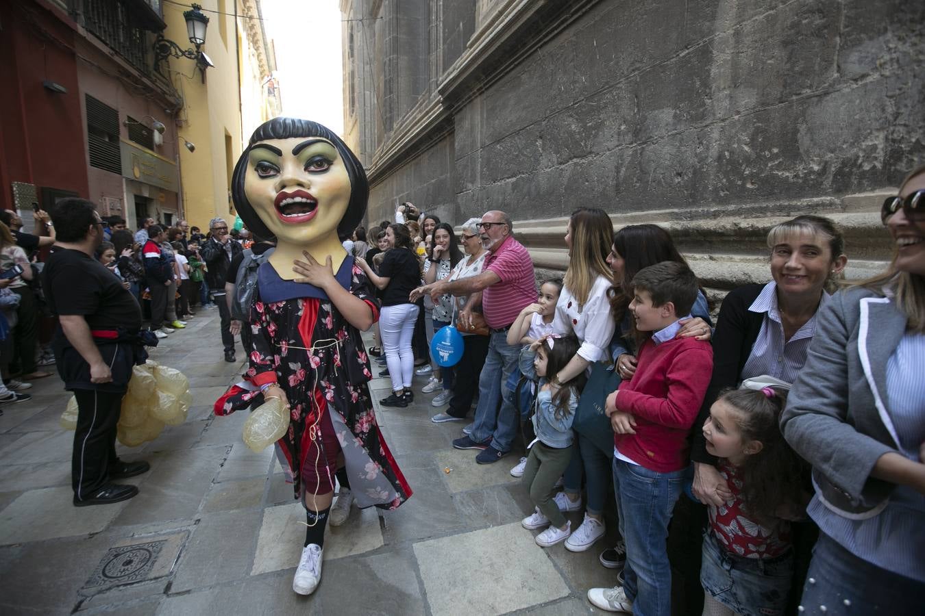 Música, diversión y también moda, en el arranque de los días grandes de la Feria del Corpus, que ha vivido una mañana vibrante con calles abarrotadas. Puedes ver todas las fotos del Corpus pinchando en  este enlace .