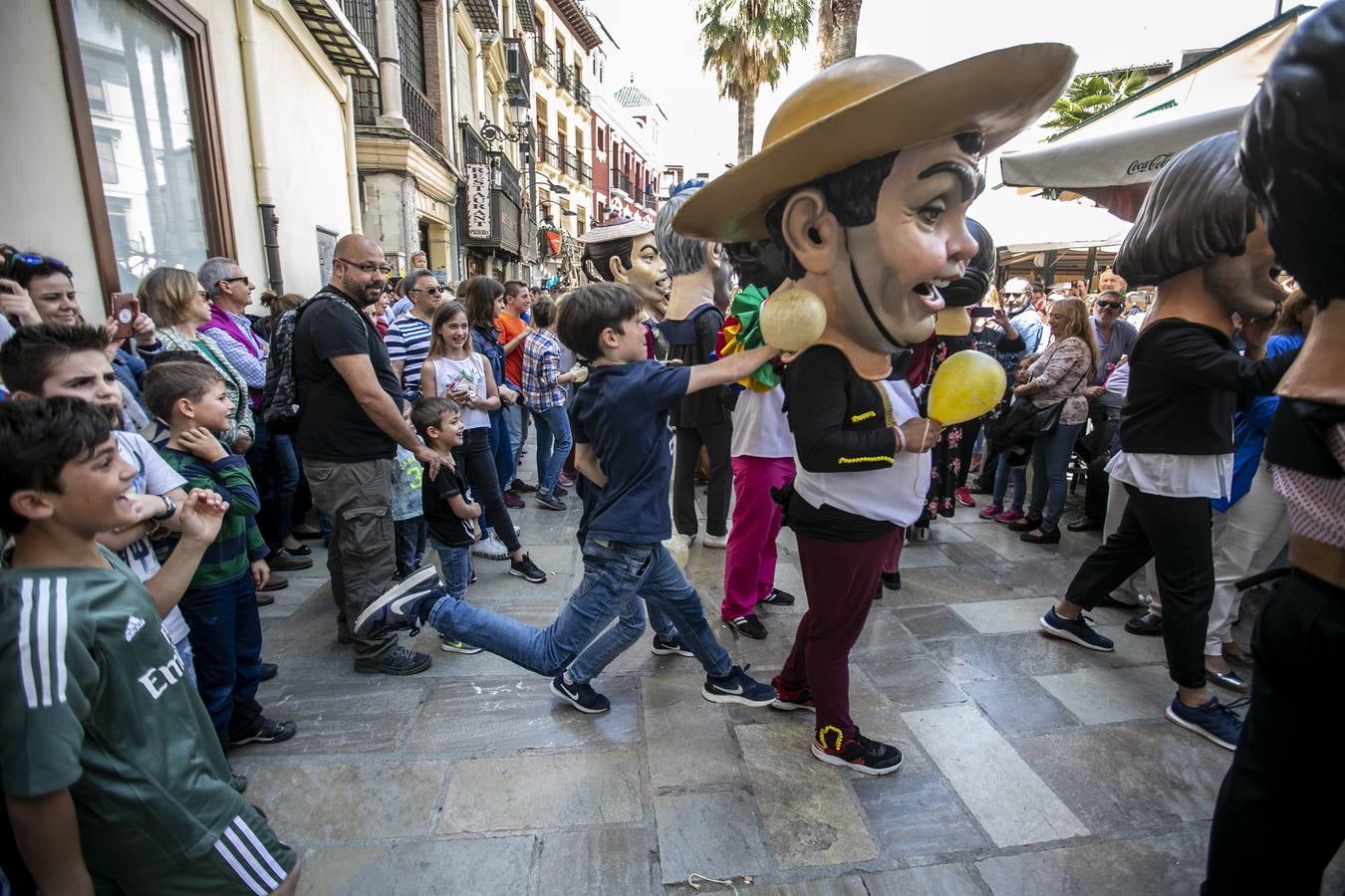 Música, diversión y también moda, en el arranque de los días grandes de la Feria del Corpus, que ha vivido una mañana vibrante con calles abarrotadas. Puedes ver todas las fotos del Corpus pinchando en  este enlace .