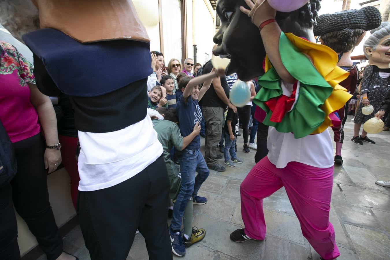 Música, diversión y también moda, en el arranque de los días grandes de la Feria del Corpus, que ha vivido una mañana vibrante con calles abarrotadas. Puedes ver todas las fotos del Corpus pinchando en  este enlace .