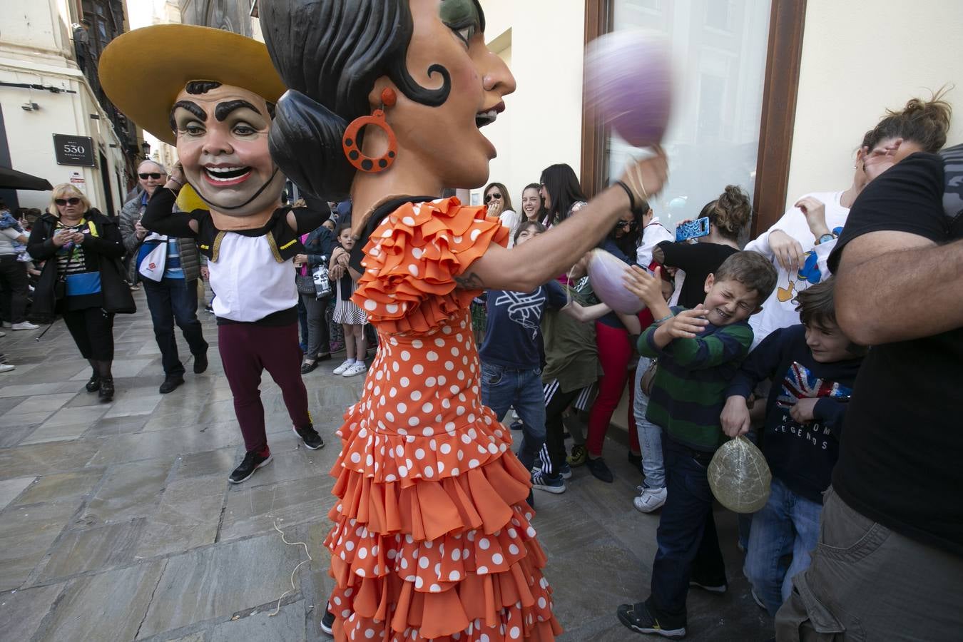 Música, diversión y también moda, en el arranque de los días grandes de la Feria del Corpus, que ha vivido una mañana vibrante con calles abarrotadas. Puedes ver todas las fotos del Corpus pinchando en  este enlace .